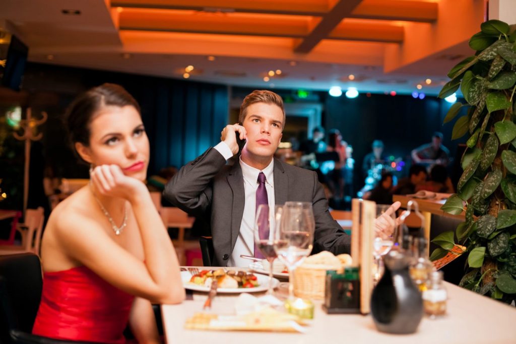 Some typical mistakes that should not be made at the first date by a man